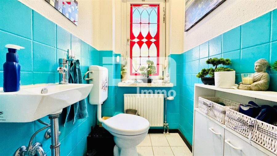 Gepflegtes Raumwunder in idyllischer Lage - Modernisiertes Einfamilienhaus Garagen / Garten - EG Gäste WC
